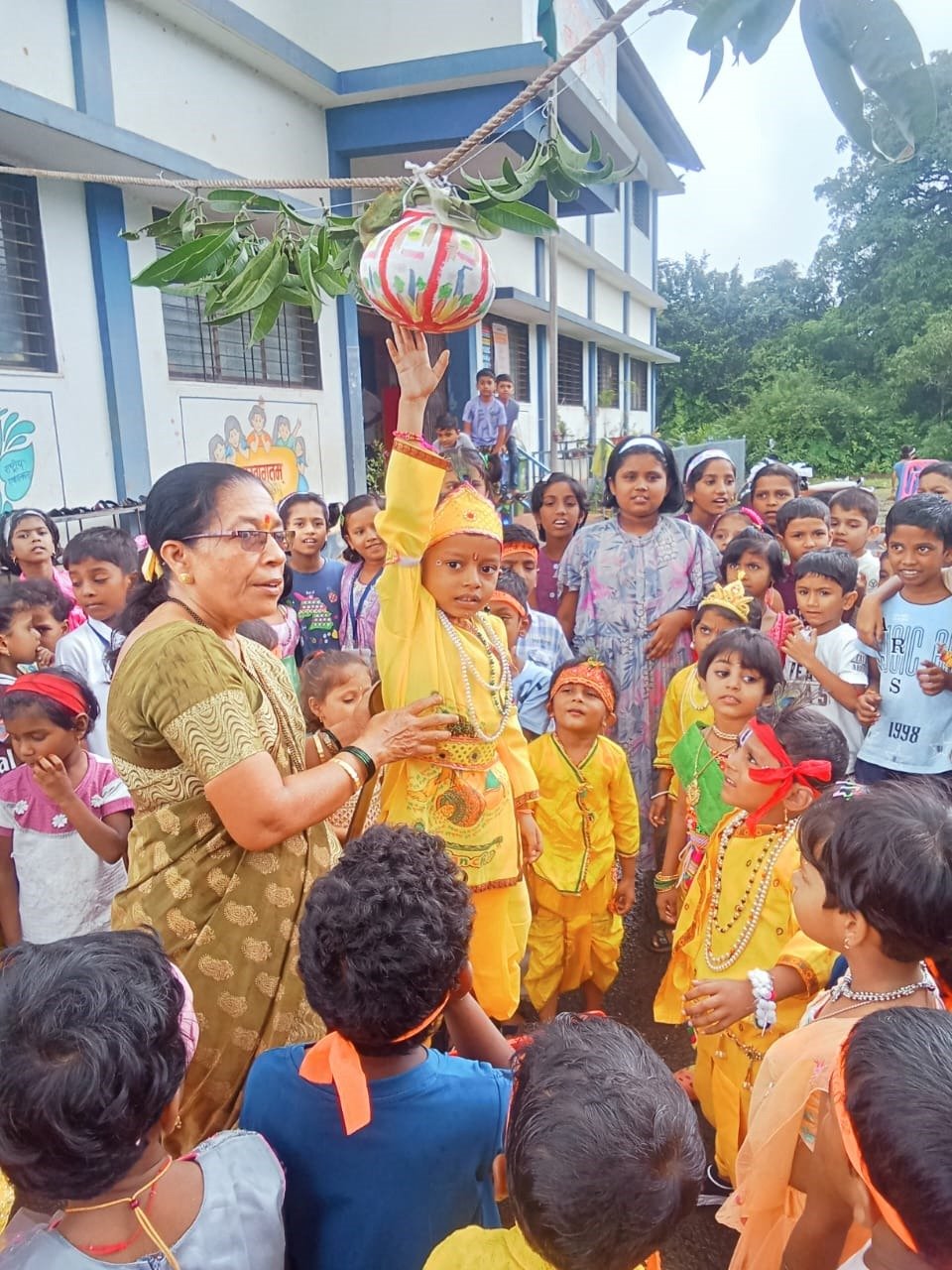 अंगणवाडीच्या बालगोपाळांनी फोडली दहीहंडी
