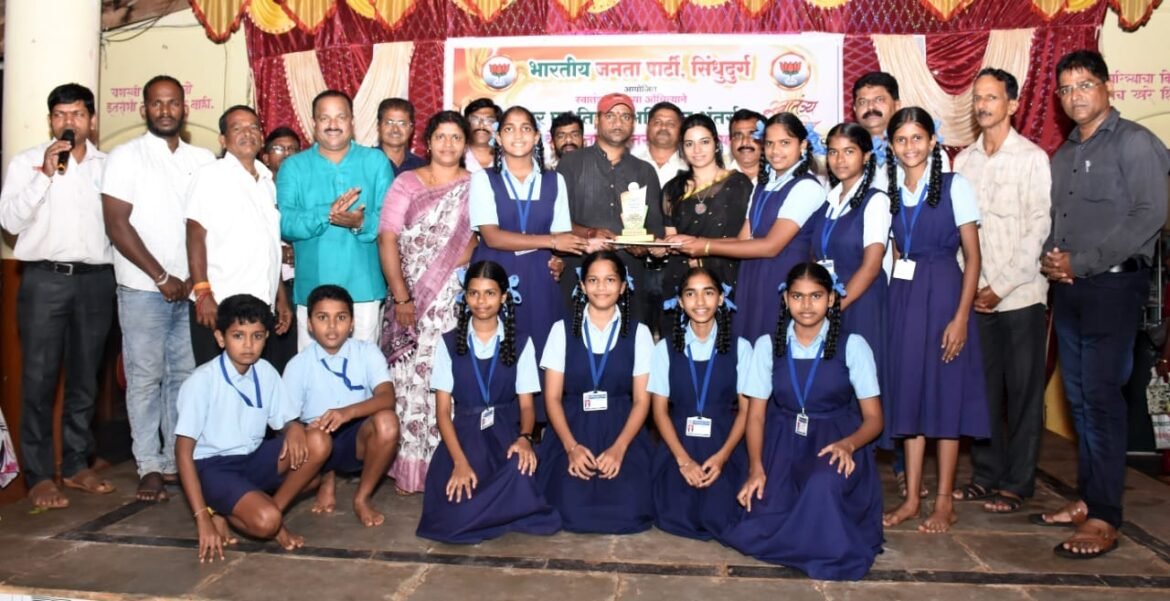 समुहगीत गायन स्पर्धेत वजराट नं.१ आणि आसोली हायस्कूल प्रथम*