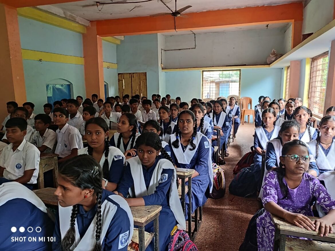 *एस् एम् .हायस्कूलमध्ये पसायदानाचे सामूहिक गायन*