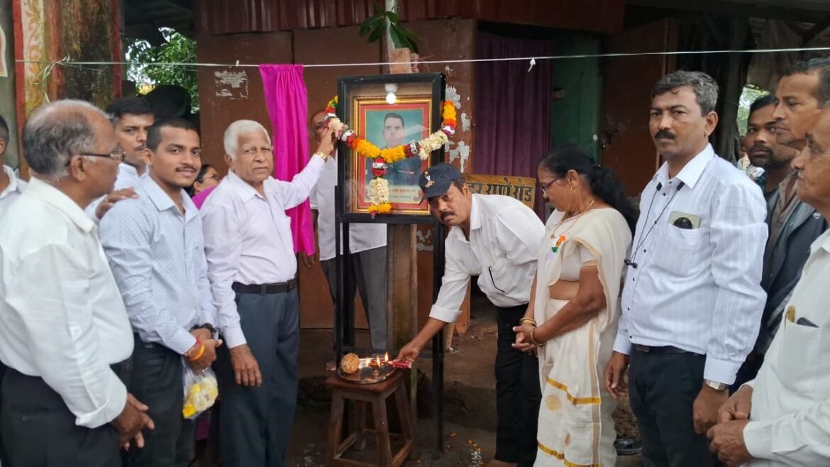 साटेली – भेडशीत वावळेश्वर मंदिर येथे स्वातंत्र्यदिनाच्या औचित्याने शहीद हवालदार वीर मनोहर राणे (सेना मेडल) यांच्या प्रतिमेचे अनावरण सोहळा संपन्न
