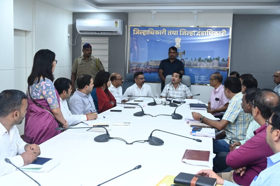 _पालकमंत्री नितेश राणे यांनी साधला उपोषणकर्त्यांशी संवाद_