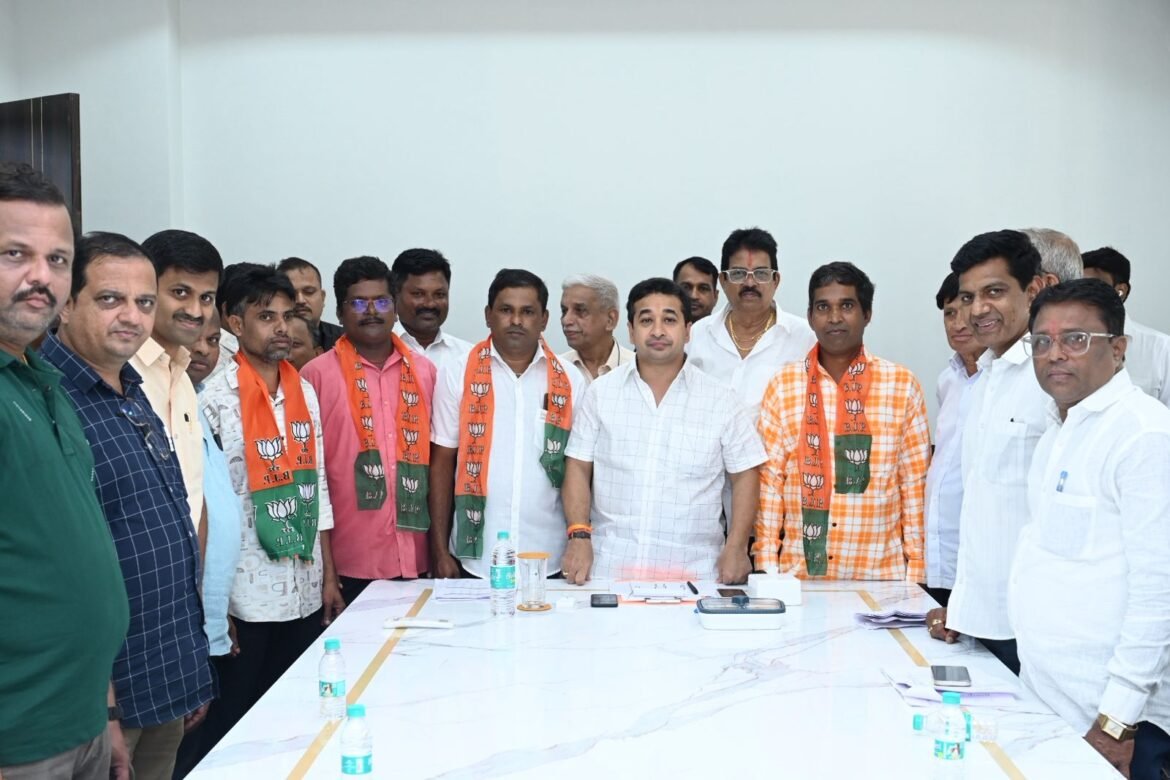 उबाठाचे सौंदाळे शाखाप्रमुख महेश मोंडे यांचा मंत्री नितेश राणे यांच्या हस्ते भाजप प्रवेश