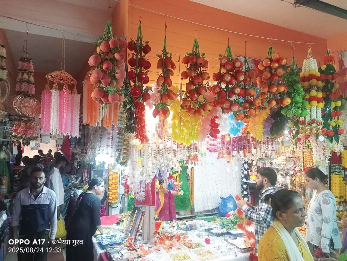 गणेशोत्सवाच्या पार्श्वभूमीवर आठवडा बाजारात नागरिकांची गर्दी*