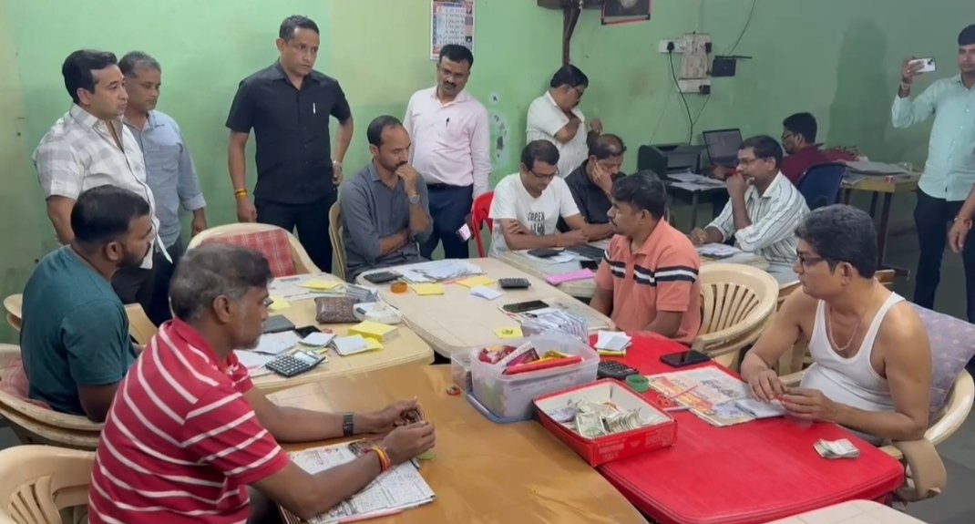*कणकवली बाजारपेठेत मुख्य जुगार मटक्यावर मंत्री नितेश राणे यांनी टाकली धाड*