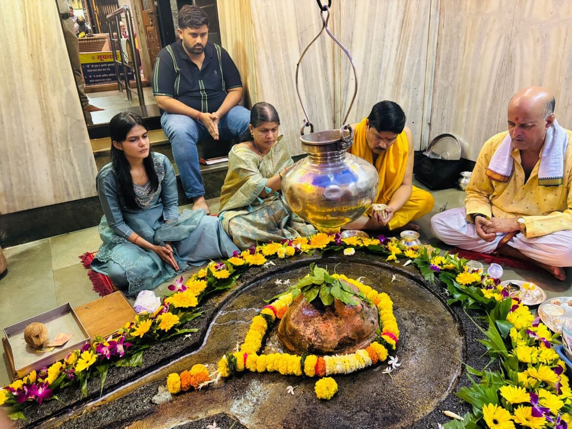 शिवसेना उपनेते संजय आंग्रे यांच्याहस्ते श्रावणी सोमवारच्या दुसऱ्या सोमवारी श्री क्षेत्र कुणकेश्वर येथील पहाटेची पहिली पूजा संपन्न