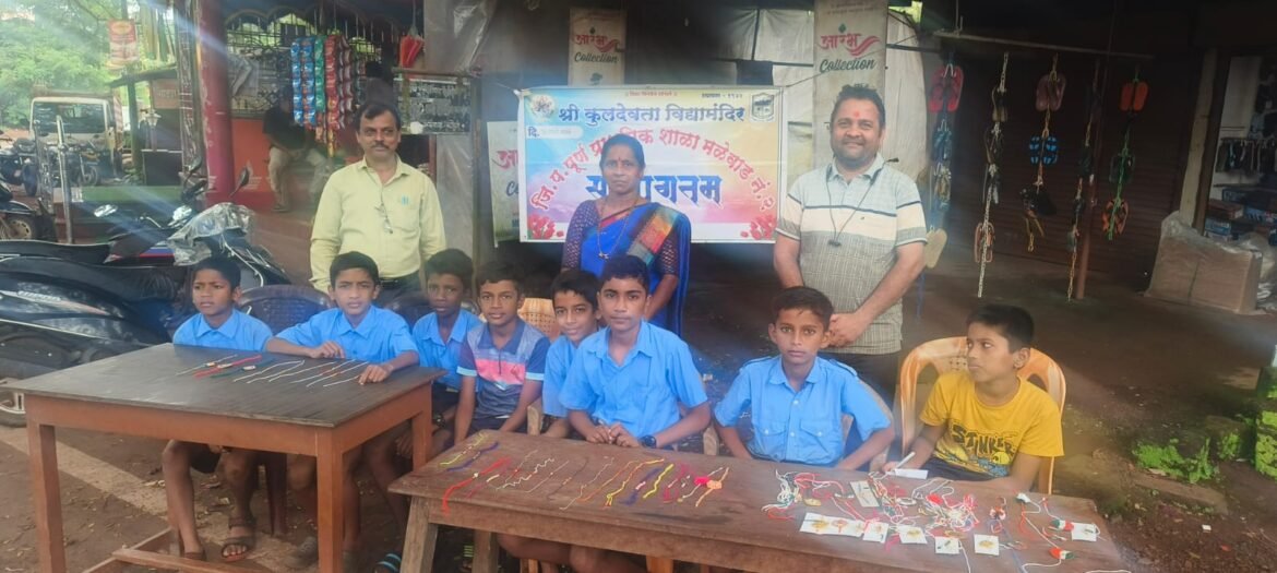 मळेवाड येथे विद्यार्थ्यांच्या राखी विक्री स्टॉलला महिलांकडून उत्स्फूर्त प्रतिसाद