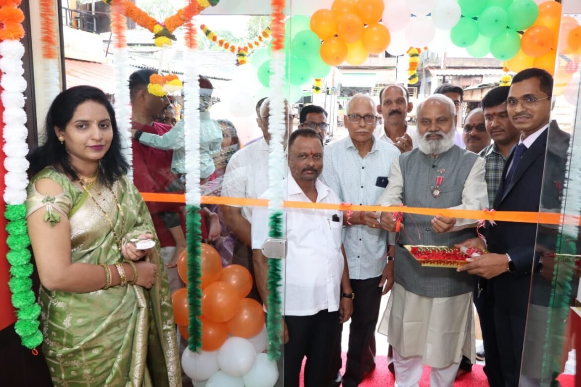 शिरगाव येथील स्पेक्टो मार्ट ऑप्टिकल शाखेचे पद्मश्री परशुराम गंगावणे यांच्या हस्ते उद्घाटन