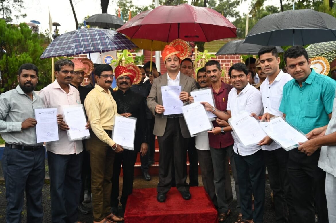 पालकमंत्री नितेश राणे यांच्या हस्ते शेती संरक्षणार्थ शस्त्र परवान्यांचे वितरण