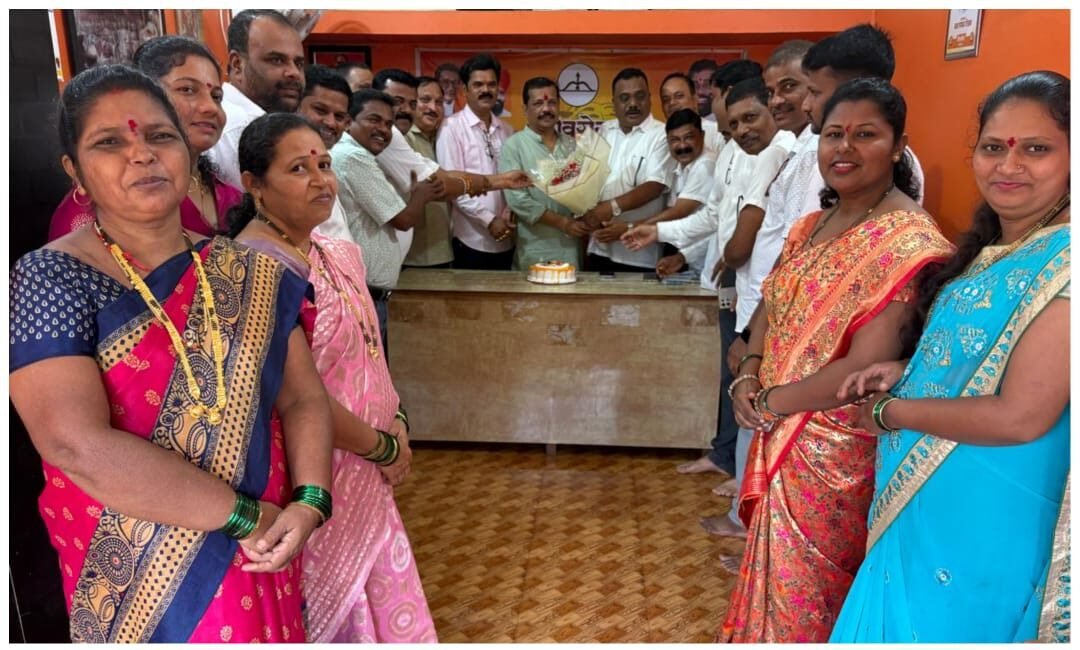 दोडामार्ग शिवसेना कार्यालयात केला जिल्हाप्रमुख सच्चिदानंद (संजु)परब यांचा वाढदिवस साजरा..