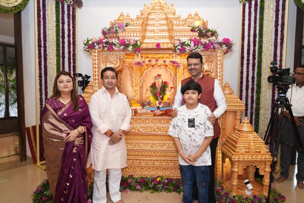 मुख्यमंत्री देवेंद्र फडणवीस यांच्या वर्षा निवासस्थानी मंत्री नितेश राणे यांचे सपत्नीक गणपती दर्शन