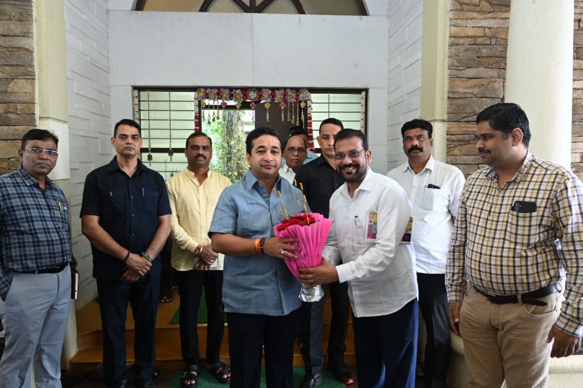 कार्यकारी अभियंता दिनेश कुमार बागुल यांनी घेतली पालकमंत्री ना. नितेश राणे यांची भेट