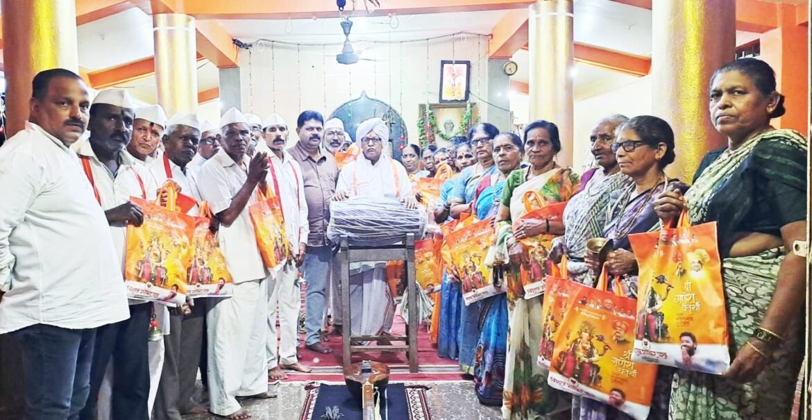भाजपाच्यावतीने भजन साहित्याचे वितरण