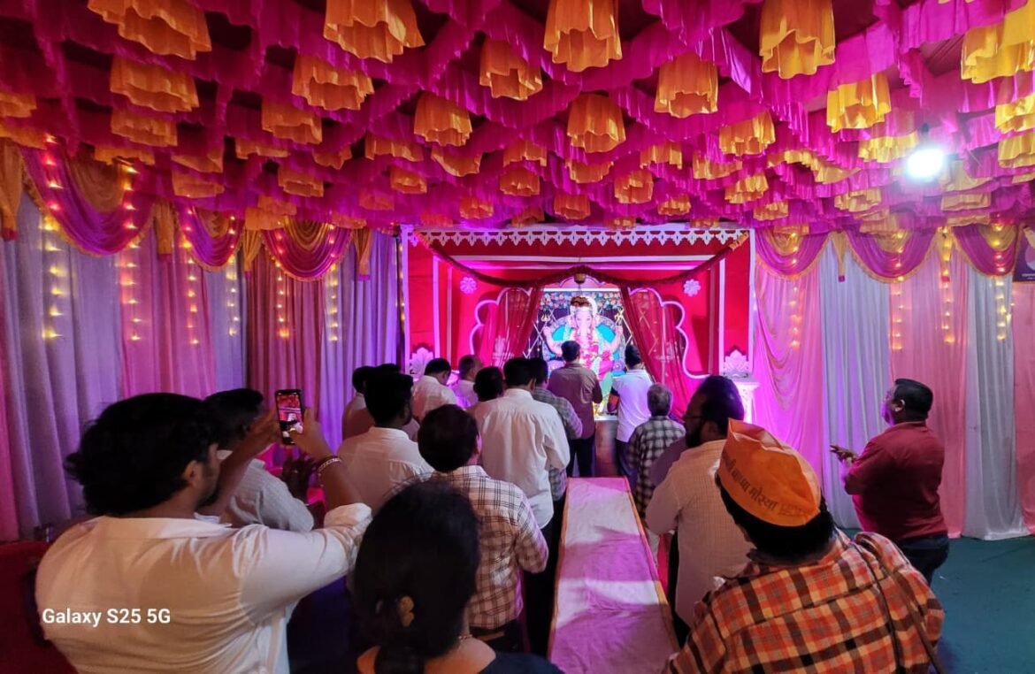 ऑटो रिक्षा संघटनेने प्रतीवर्षी प्रमाणे युवासेना जिल्हाप्रमुख सुशांत नाईक यांना दिला आरतीचा मान*