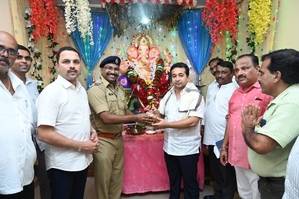 पालकमंत्री नितेश राणे यांनी घेतले पोलिस ठाण्याच्या गणरायाचे दर्शन