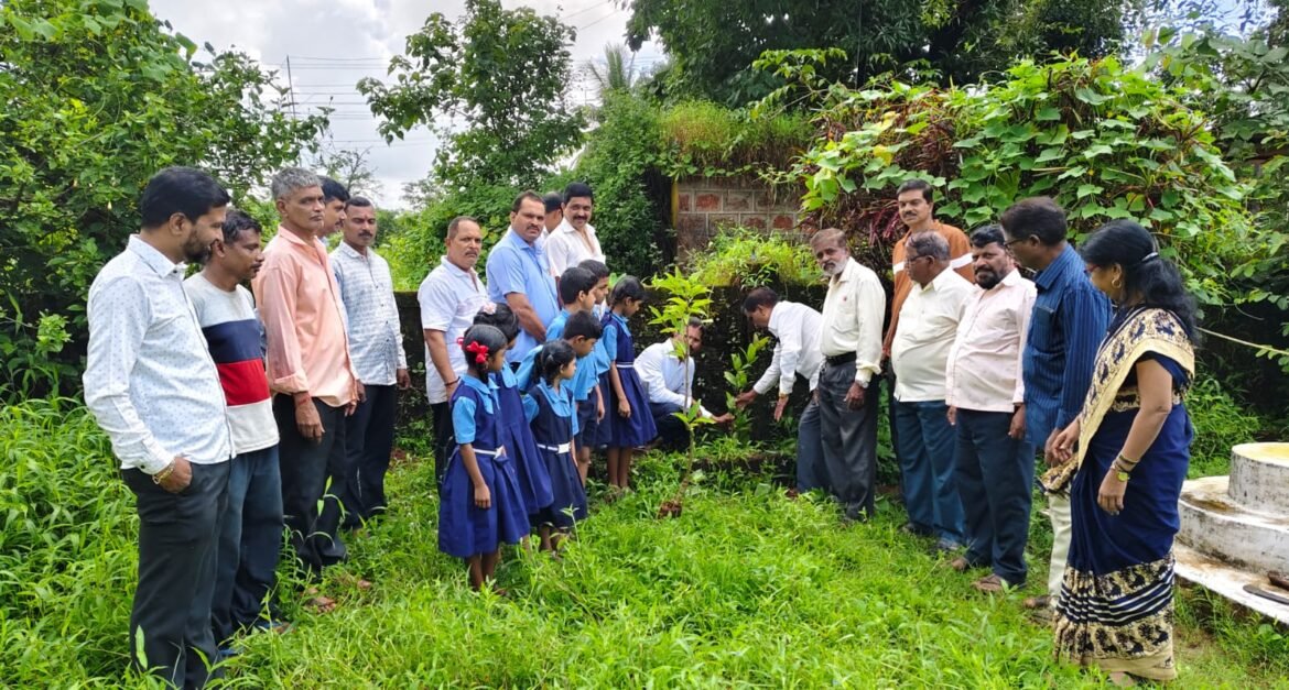 असलदेत सेवा सप्ताहाच्यानिमि‌त्त वृक्ष लागवड
