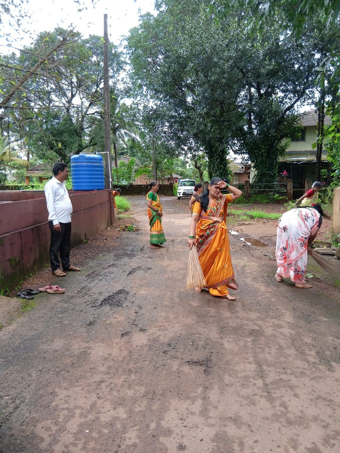 मुख्यमंत्री समृद्ध ग्रामपंचायत राज अभियान अंतर्गत आचिर्णे मधील ग्रामस्थांची आचिर्णे मधलीवाडी येथे स्वच्छता मोहीम