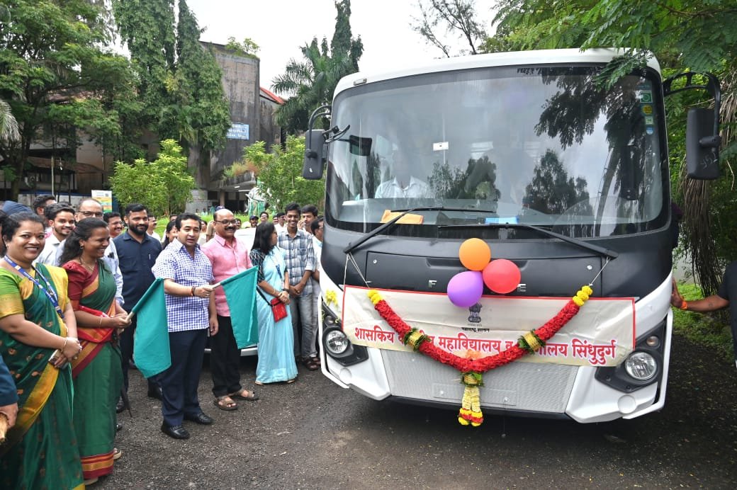 पालकमंत्री नितेश राणे यांच्या हस्ते प्रशिक्षण व शैक्षणिक सेवेसाठीच्या बसचे लोकार्पण