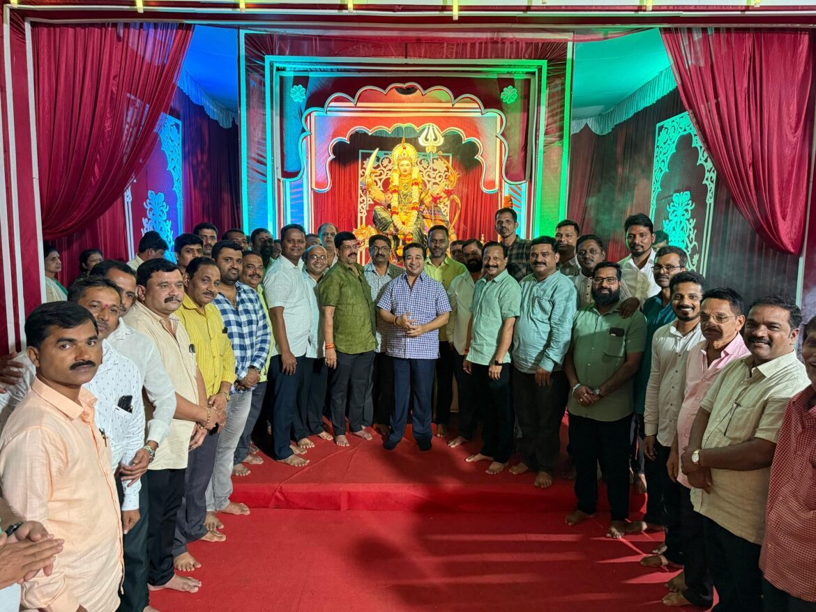 पालकमंत्री नाम. नितेश राणे यांनी घेतले दुर्गामातेचे दर्शन