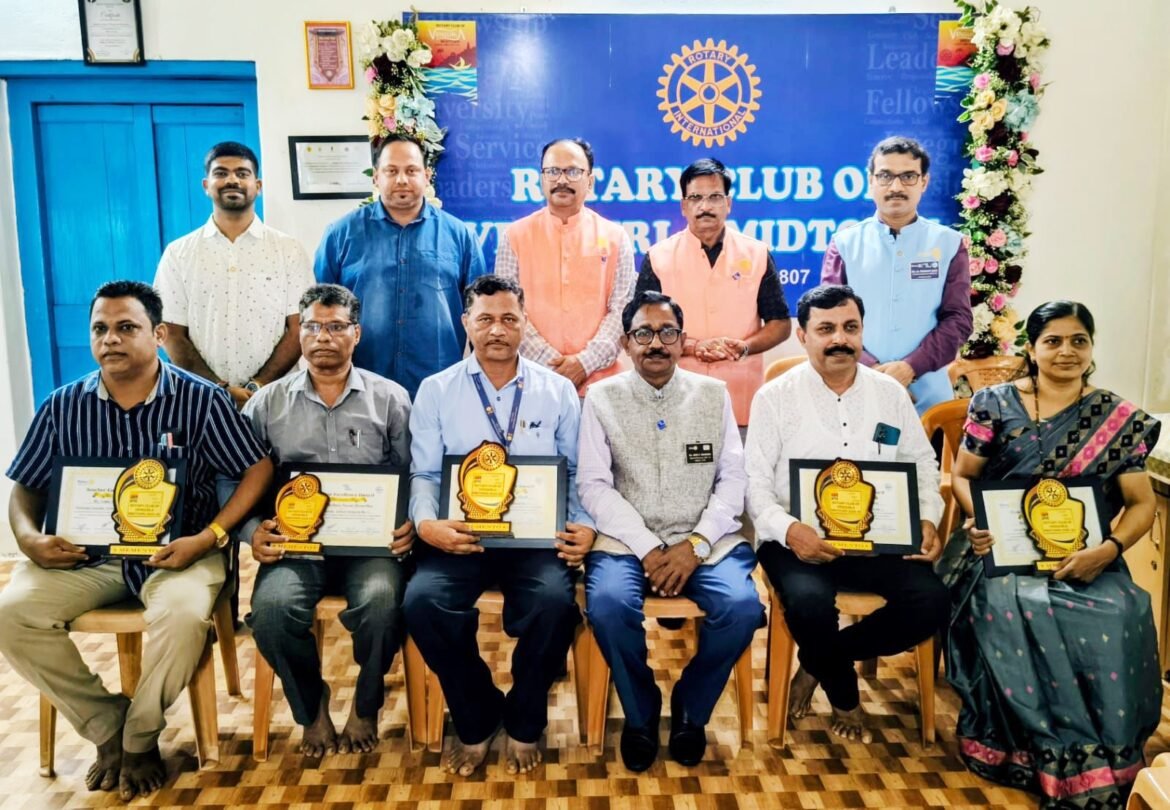 रोटरी एक्सलन्सी अवॉर्डने शिक्षकांना सन्मानित