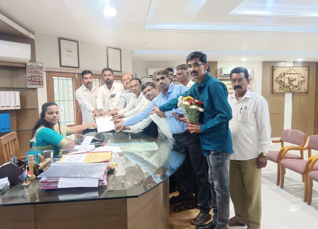 सिधुदुर्गनगरी २९ अनुसूचित जातीच्या यादीतील नोंद क्रमांक ३६ मधील धनगड या नावाऐवजी धनगर असे बदल शासन आदेश काढावे अशी मागणी धनगर समाज यांच्यावतीने जिल्हाधिकारी यांच्याकडे करण्यात आली