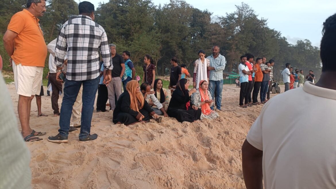 शिरोडा समुद्रात आठ पर्यटक बुडाले