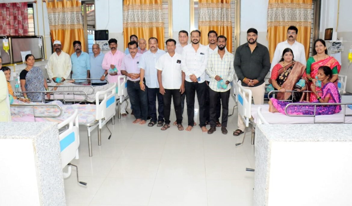 विशाल परब यांच्या वाढदिवसानिमित्त रूग्ण साहित्य व फळांचे वाटप