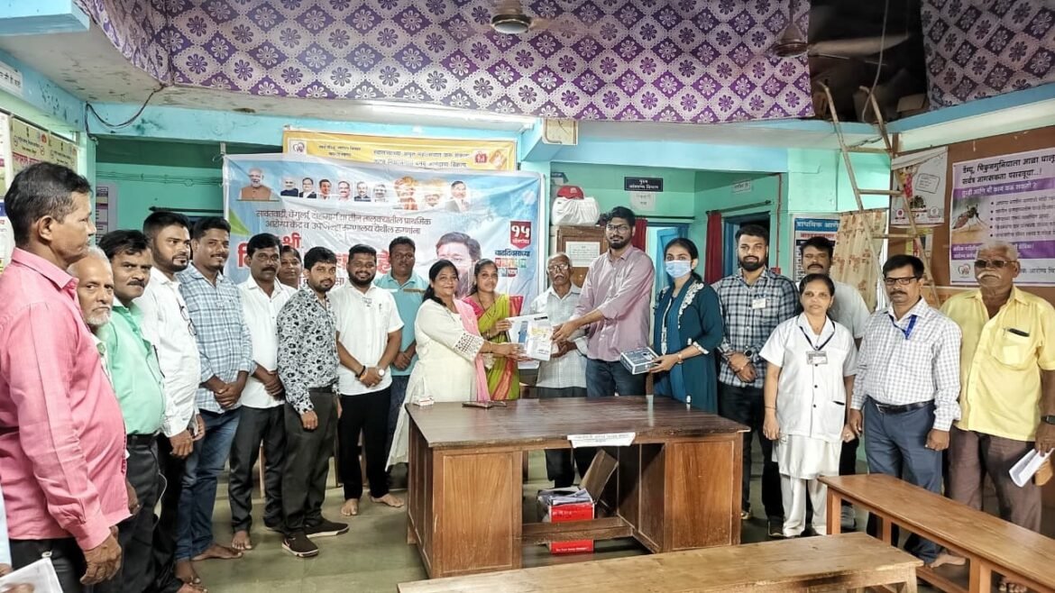 प्राथमिक आरोग्य केंद्रात समाजोपयोगी साहित्याचे वाटप