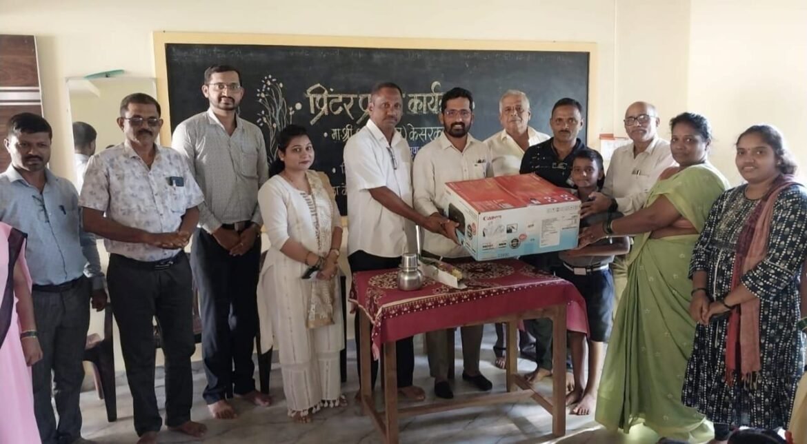 युवा उद्योजक अक्षय केसरकर यांच्याकडून केरवडे कार्याद नारूर नं १ शाळेला प्रिंटर प्रदान
