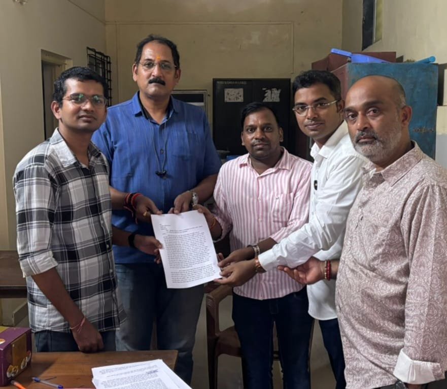 उड्डाण पुलाखालील रस्ता अधिकृत करा. अन्यथा एकमार्गी जाण्याचे आदेश द्या..