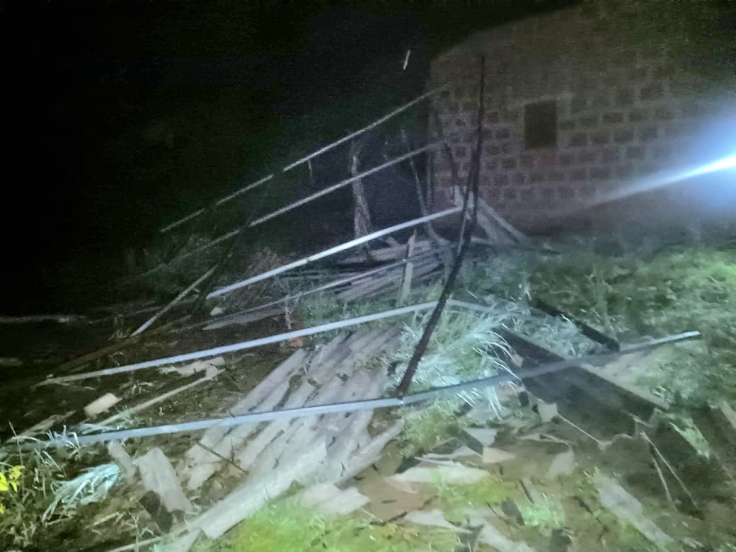 निवजे गावात चक्रीवादळामुळे झालेल्या नुकसानीची मा. आ. वैभव नाईक यांनी केली पाहणी