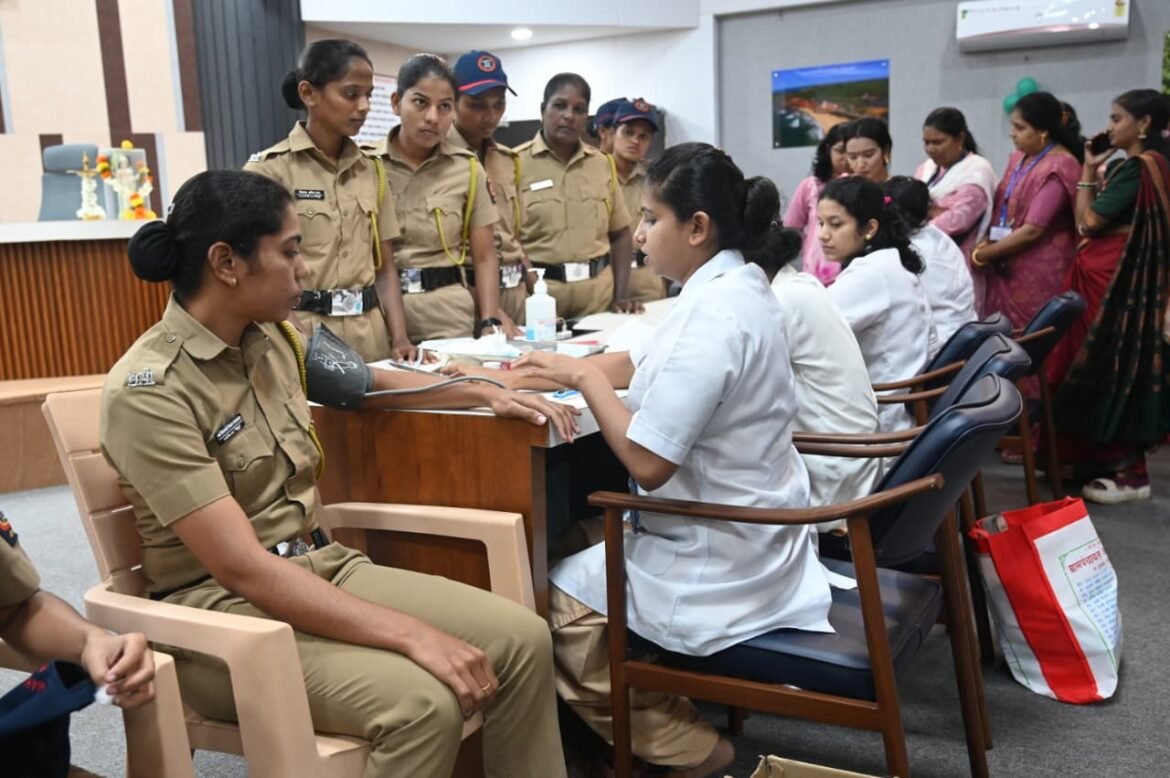 स्वस्थ नारी सशक्त परिवार अभियनांतर्गत  महिला कर्मचाऱ्यांचे आरोग्य तपासणी शिबीर संपन्न