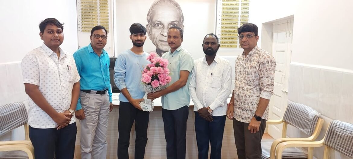 ठाणे येथील होणाऱ्या आंतर विभागीय स्पर्धेसाठी खारेपाटण महाविद्यालयातील विद्यार्थ्याची निवड