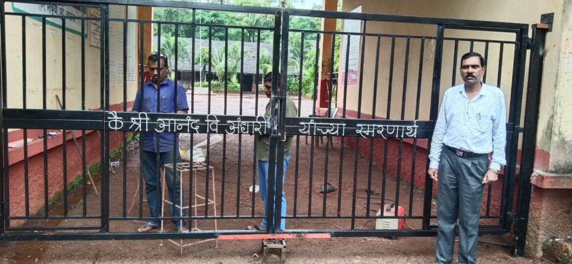 विद्यामंदिर माध्यमिक प्रशालेला श्री प्रदिप आनंद अंधारी साहेब यांच्याकडून प्रवेशद्वारावर भव्य गेटची देणगी