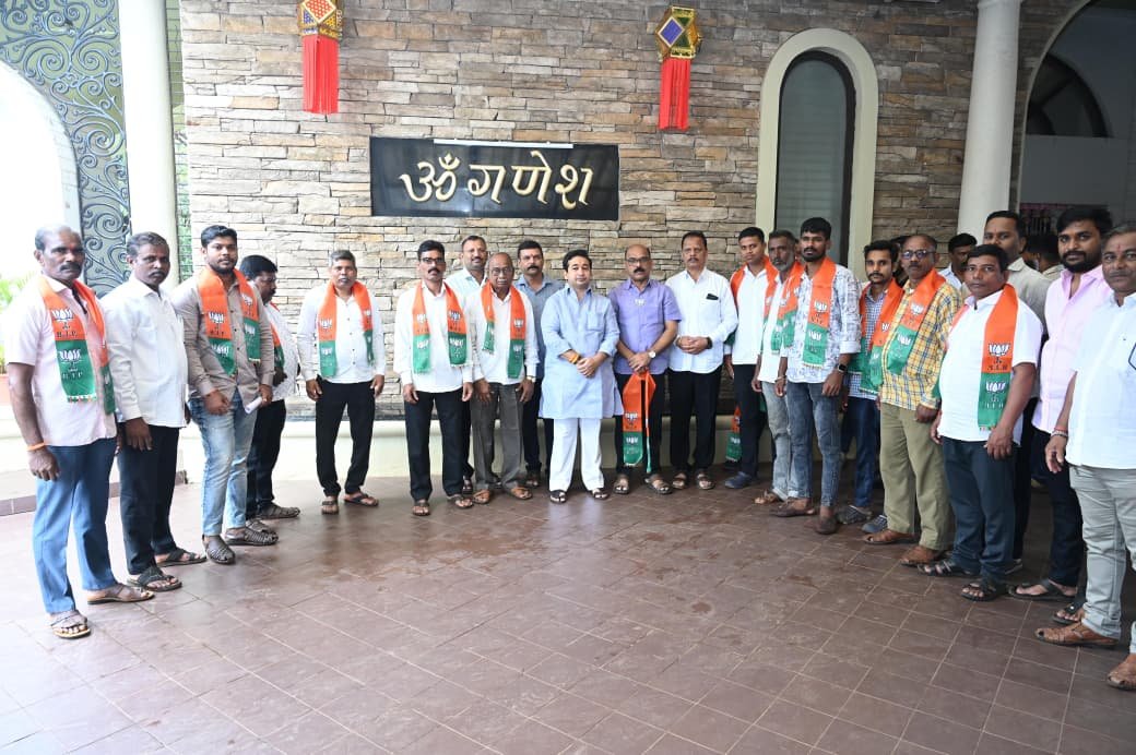 वैभववाडी-कोकिसरे, गडमठ, लोरे नं.२, नापणे येथील उबाठाचे शेकडो पदाधिकारी,कार्यकर्त्यांचा भाजपात प्रवेश