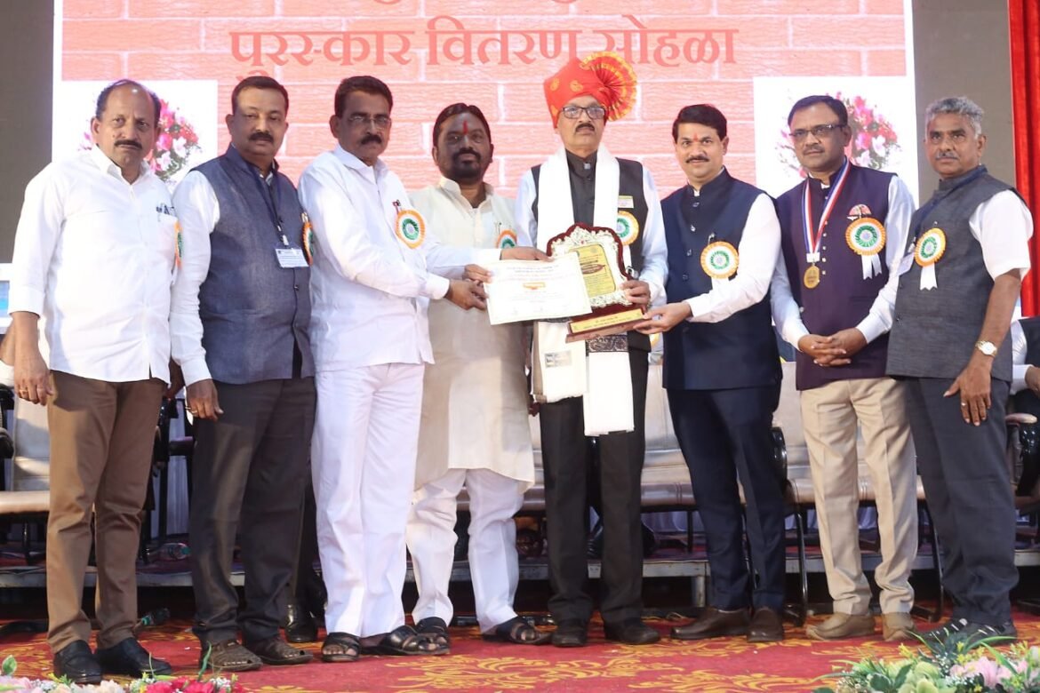 मुख्याध्यापक महामंडळाच्या राज्य स्तरीय आदर्श मुख्याध्यापक पुरस्कारासाठी श्री. वामन तर्फे यांची निवड