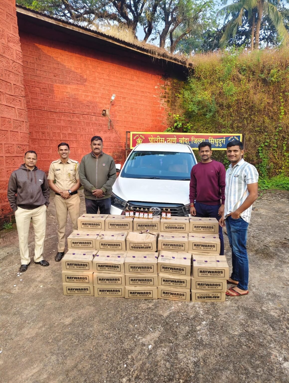 बांदा शेर्ले पुलावर अवैध दारू वाहतूक प्रकरणी चौघे ताब्यात…