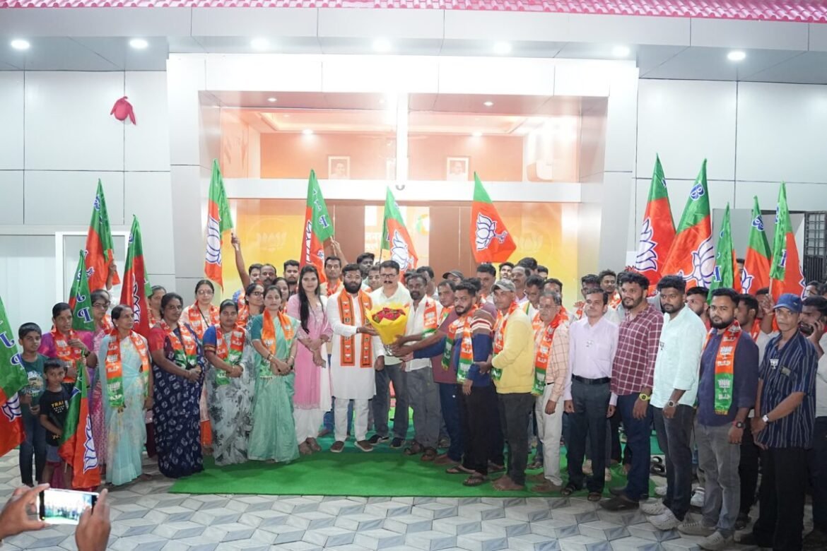 सावंतवाडीत विशाल परब  यांनी संजू परब यांना दिला दणका