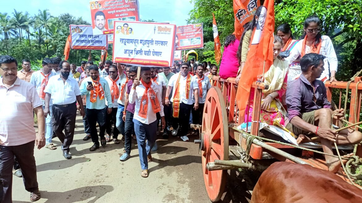 खड्डेमय झालेल्या कुडाळ-मालवण राज्यमार्गावर शिवसेनेने चालवली बैलगाडी