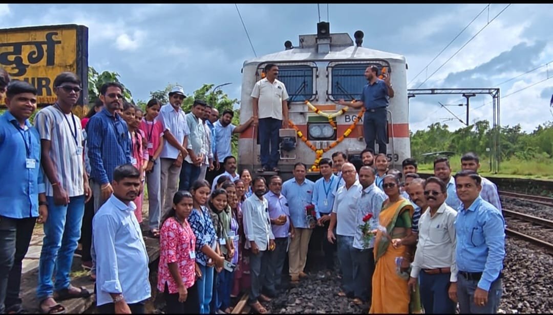 सिंधुदुर्ग स्टेशनवर एनराकूलम मरू सागर अजमेर रेल्वेचे भव्यस्वागत