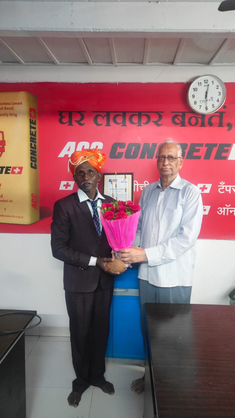 शिक्षण प्रसारक मंडळाचे सचिव श्री विजयकुमार वळंजू साहेब यांनी श्री अरुण इंगळे यांचा सेवापूर्ती निमित्त केला हृदय सत्कार