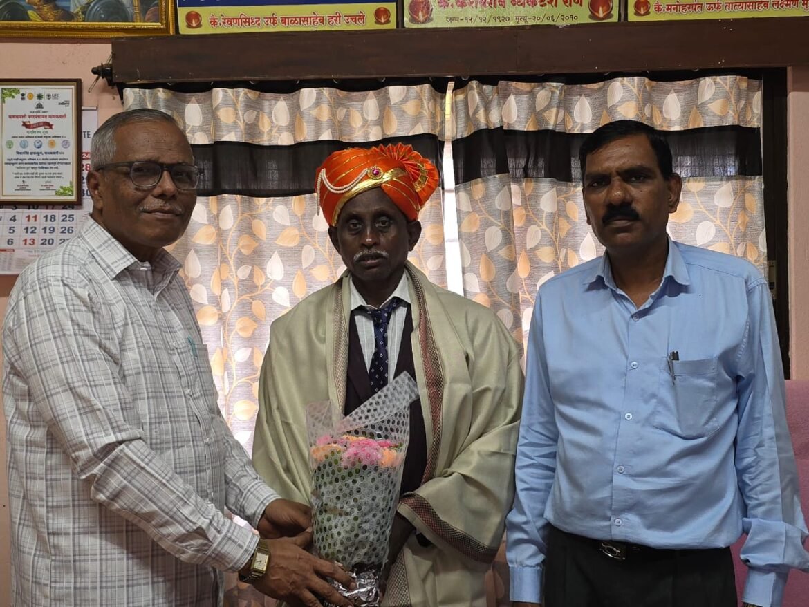 विद्यामंदिर माध्यमिक प्रशालेचे माजी मुख्याध्यापक श्री आर . व्ही . सावंत सर यांनी सेवापूर्ती निमित्त केला श्री अरुण इंगळेंचा सत्कार