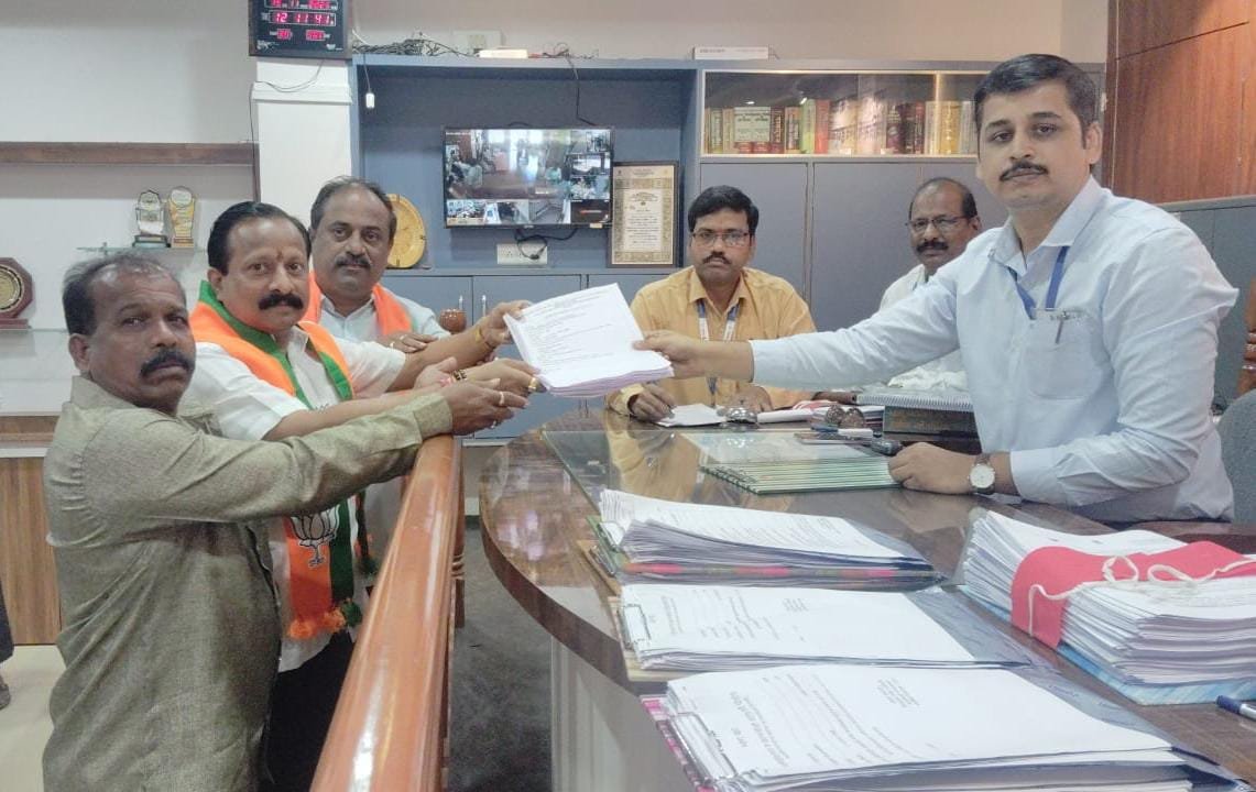 कणकवली नगरपंचायत च्या नगराध्यक्ष पदासाठी भाजपा कडून समीर नलावडे यांनी उमेदवारी अर्ज केला दाखल