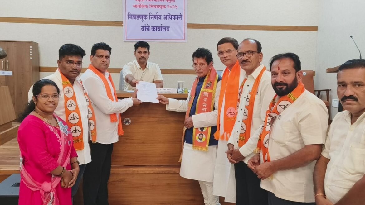 जोरदार शक्ती प्रदर्शन करीत शिदेसेनेकडून उमेदवारी अर्ज दाखल आमदार दीपक केसरकरांची उपस्थिती