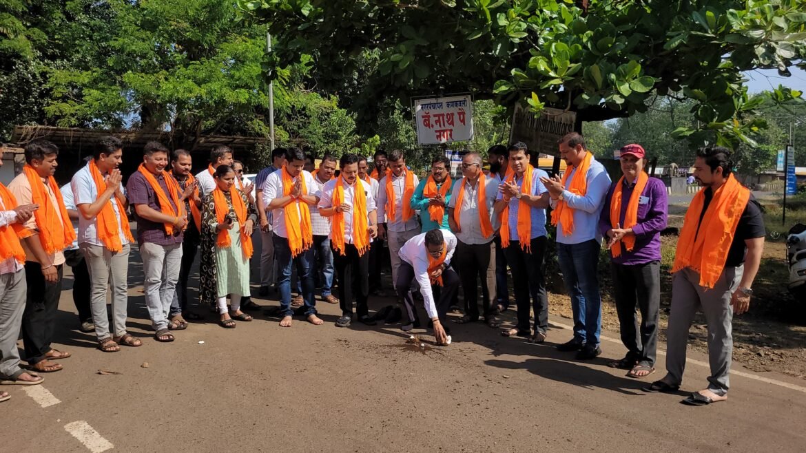 प्रभाग क्र. 15 नाथ पै नगर येथे प्रचाराचा नारळ फोडून शुभारंभ