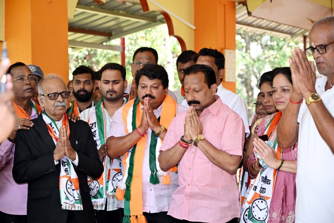 महापुरुष देवालय येथे श्रीफळ वाढवून अबिद नाईक यांचा प्रचाराला शुभारंभ.