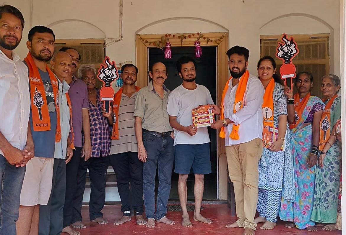 मालवण प्रभाग सात मध्ये घरोघरी प्रचार करताना उबाठा शिवसेना पक्षाचे उमेदवार तेजस नेवगी आणि कार्यकर्ते
