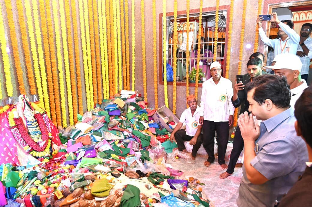 पालकमंत्री नितेश राणे यांनी त्रिपुरारी पौर्णिमेनिमित्त जत्रोत्सवात सहभाग घेऊन देवदेवतांचे घेतले दर्शन