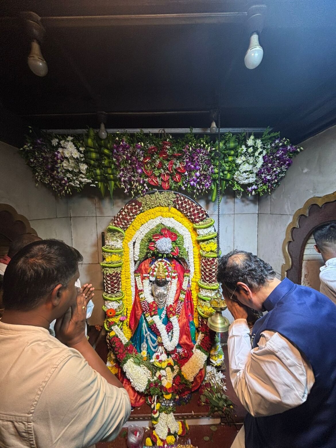 आमदार दीपक केसरकर यांनी घेतले सोनुर्ली श्री देवी माऊलीचे दर्शन