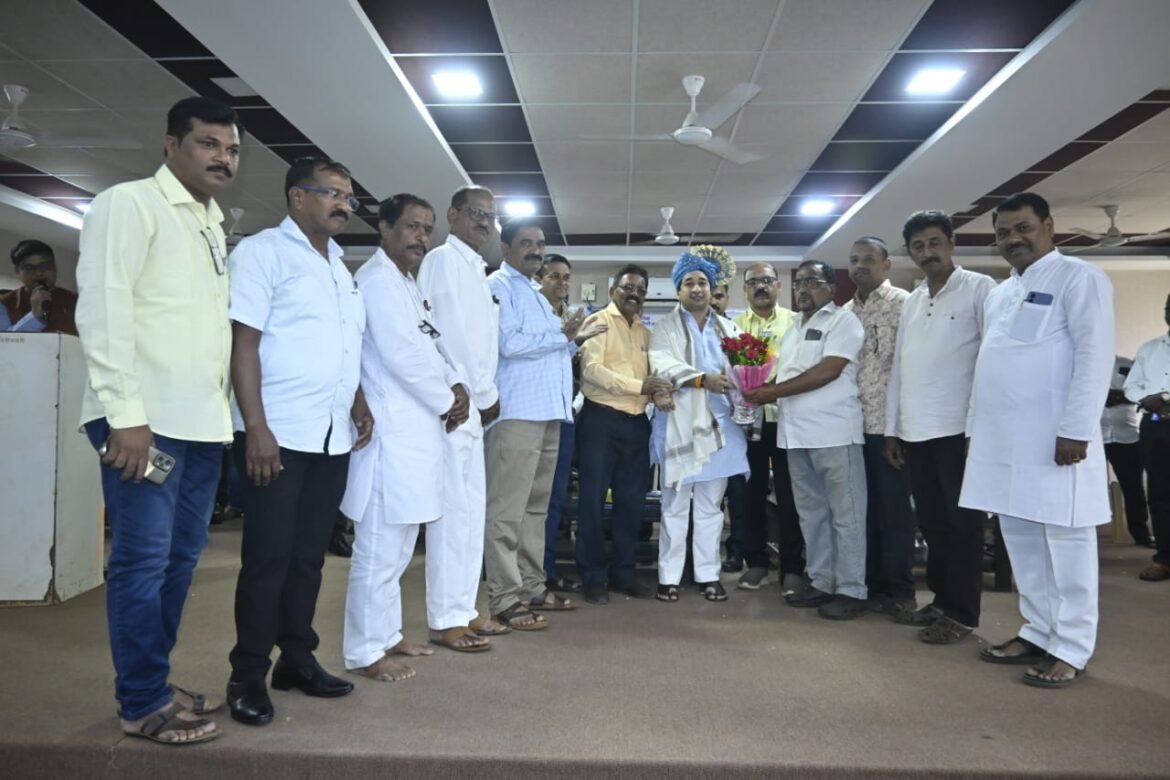 कोकण रेल्वे प्रवासी समन्वय व संघर्ष समितीतर्फे पालकमंत्र्याचा सत्कार