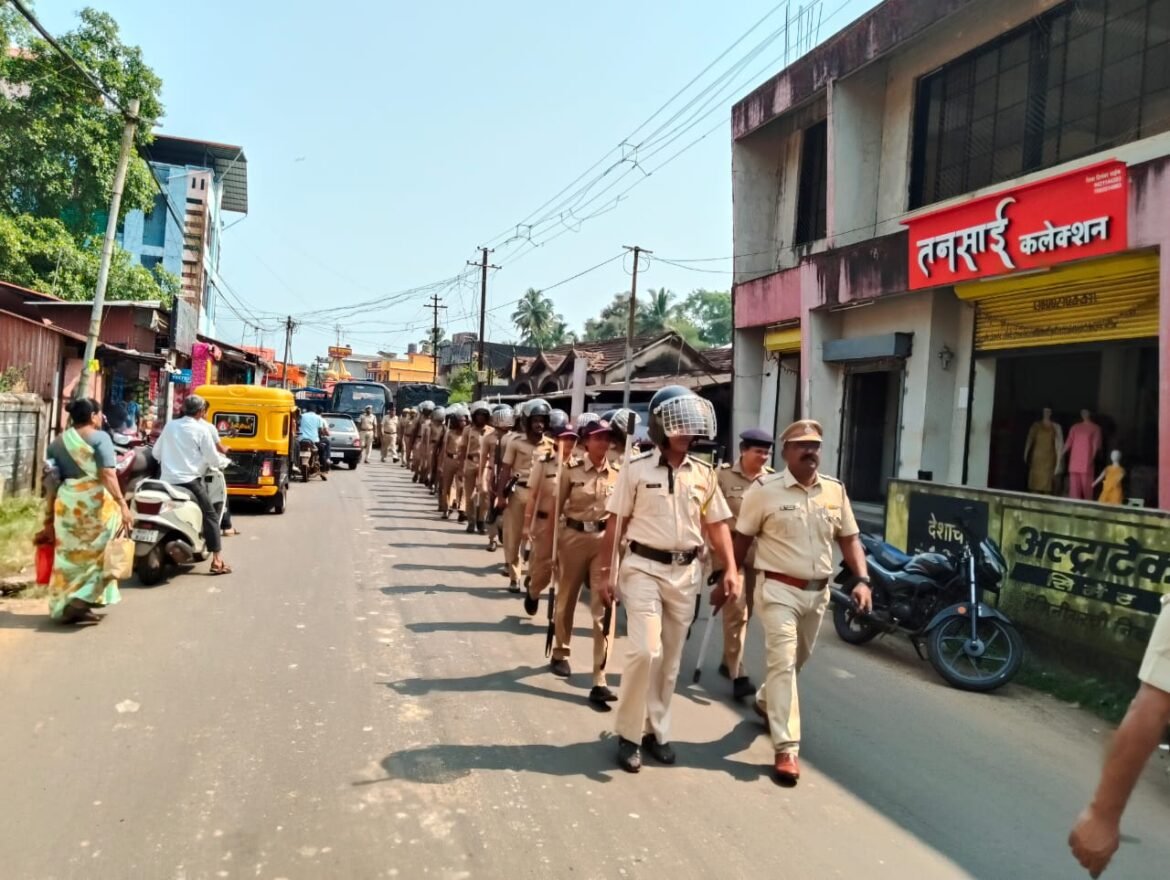 वेंगुर्ले शहरात निवडणुकीच्या पार्श्वभूमीवर पोलिसांचे पथ संचलन.